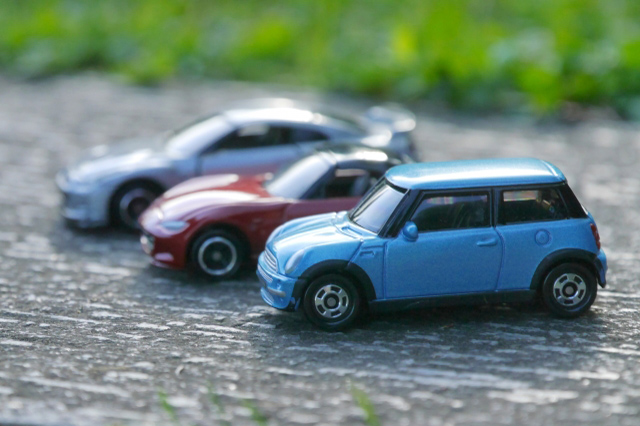 車の模型が並んでいます。