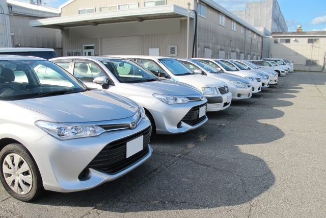 車の模型が並んでいます。